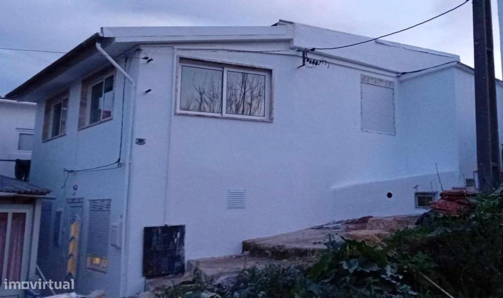 Vende-se prédio com 2 apartamentos em Santa Clara.