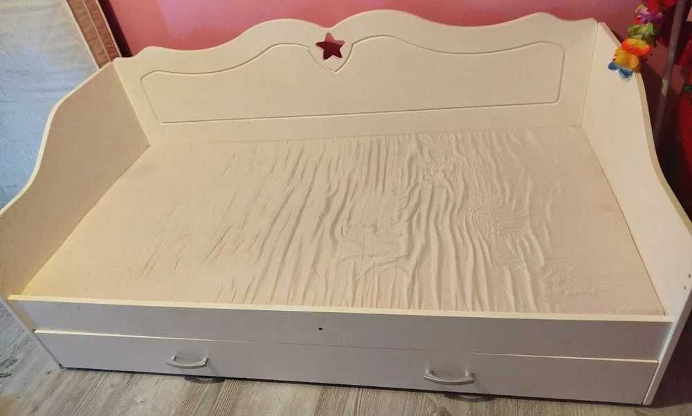 Sprzedam łóżko dziecięce w stylu księżniczki.