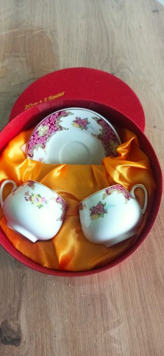 Комплект: 2 чашки + 2 блюдця. Матеріал: порцеляна.