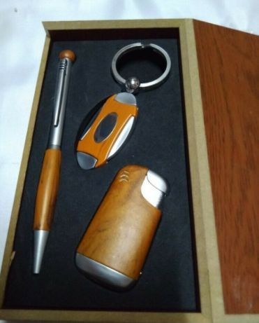 Подарочный набор : Зажигалка, Ручка, Брелок.