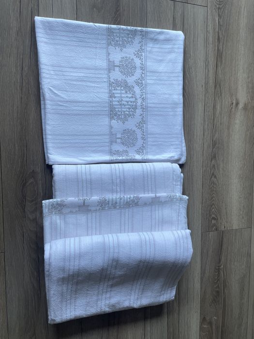 2 komplety 100 % bawełnianej pościeli. Biała z delikatnym wzorem.