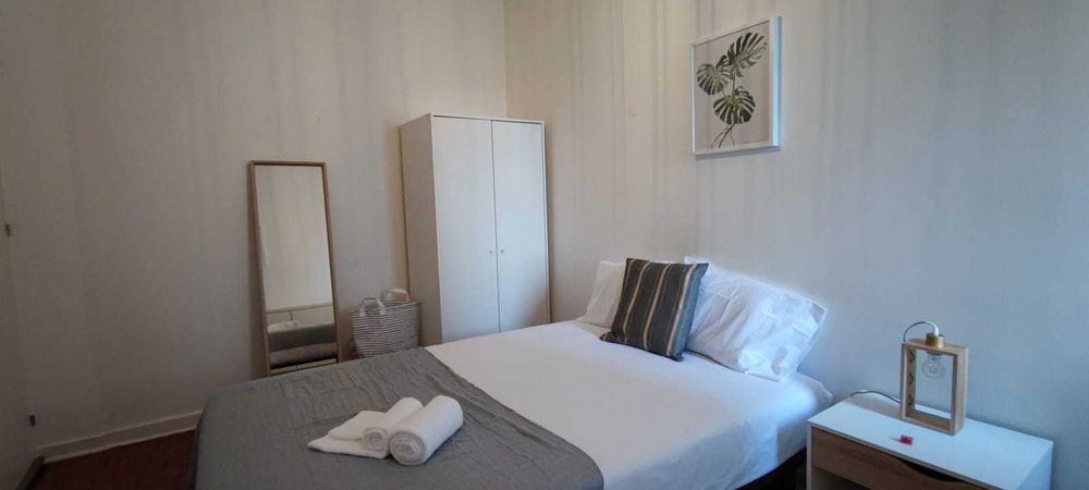 Roupeiro, secretária, colchão, etc