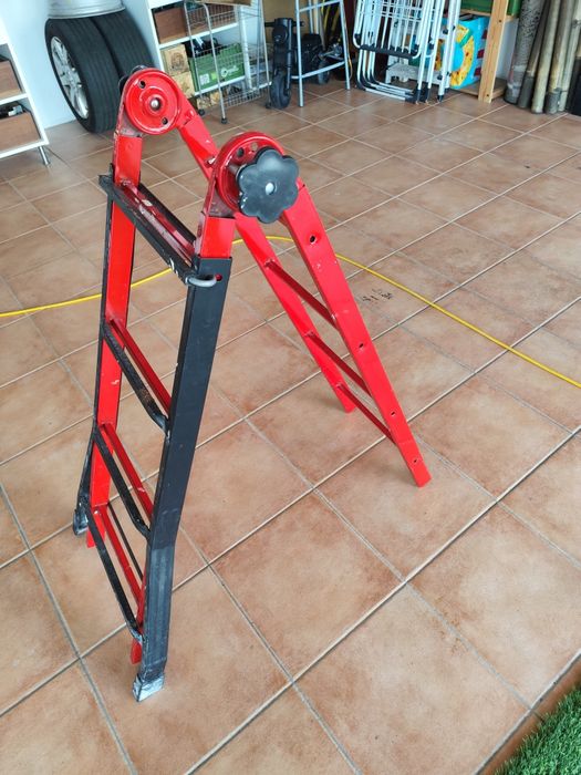 Escada com 2.40 de altura , articulada