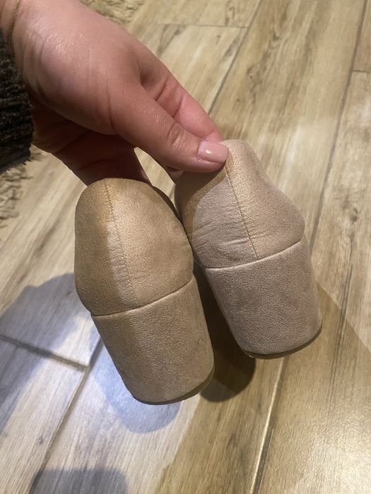 Buty zamszowe pudrowe na słupku rozmiar 38