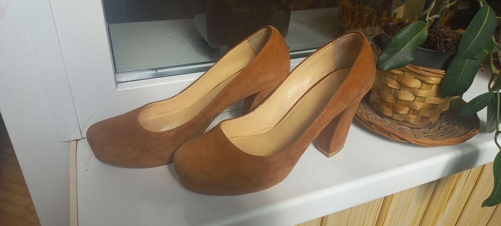 Туфлі 38 шкіра бежеві каблук