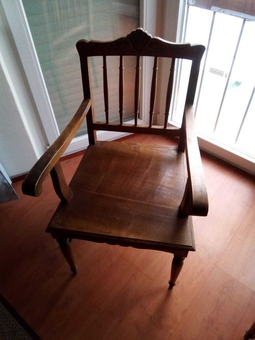 Mesa de cabeceira antiga e cadeiroes
