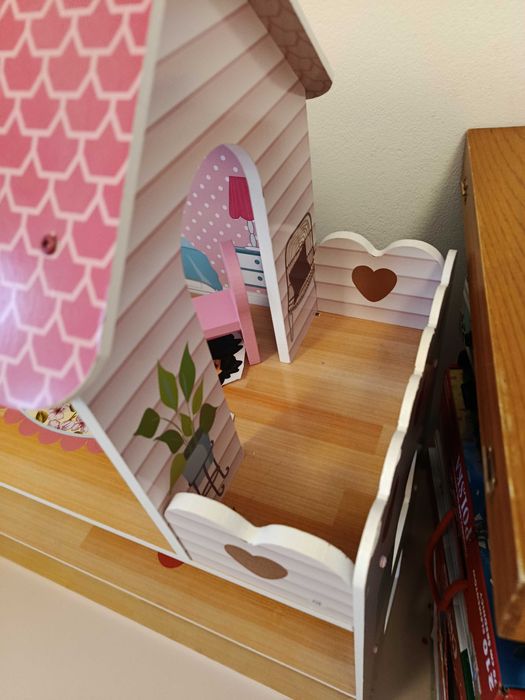 Zabawkowy,drewniany domek dla lalek