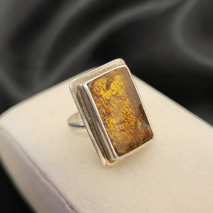 srebrny pierścionek z bursztynem próby 925