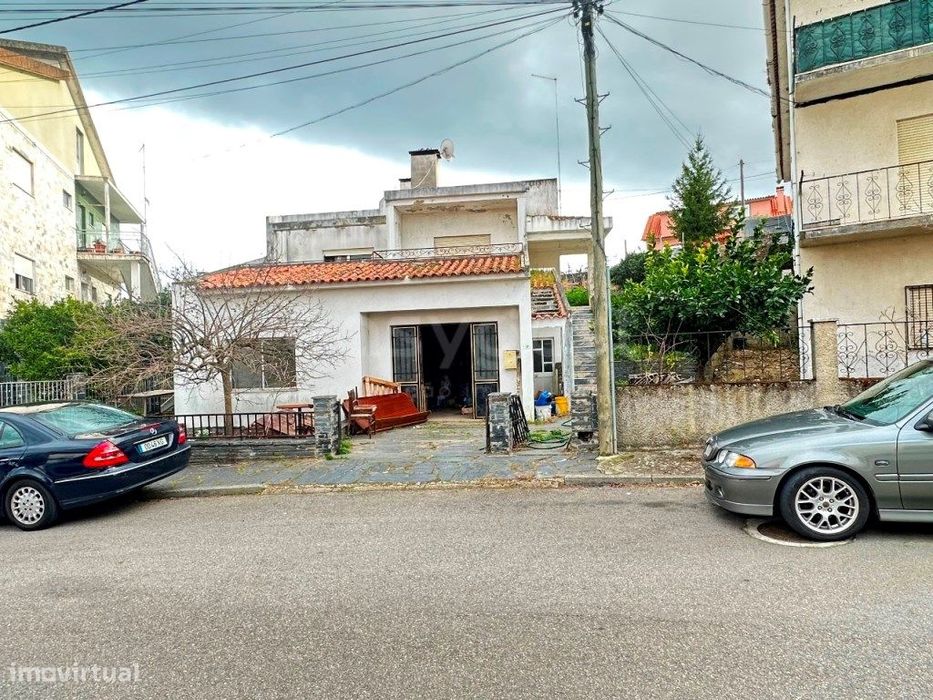 Magnifica moradia T3 para recuperar em Vila Nova de Foz Côa.