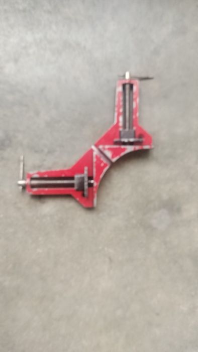 Quatro grampos de aperto em bom estado