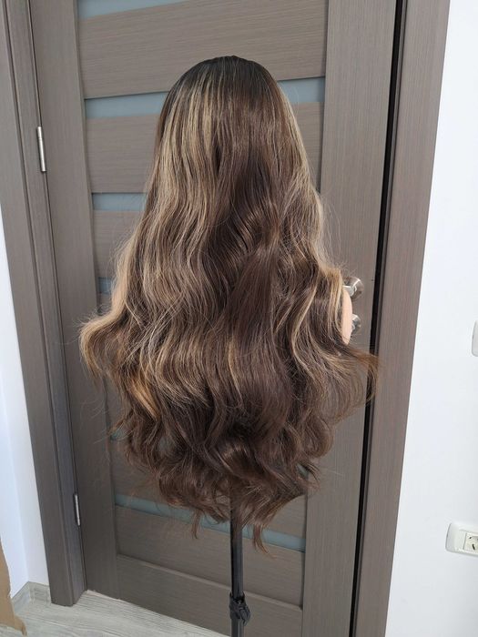 Długa czekoladowa peruka z ombre i blond pasemkami na siateczce