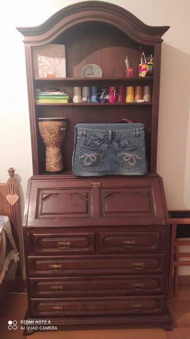 Cama e escrivaninha