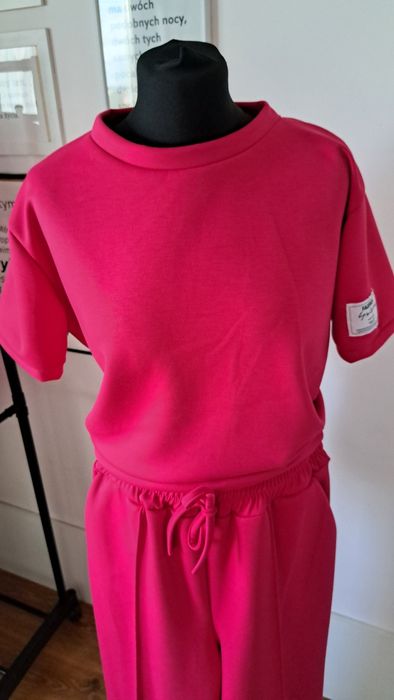 Nowy fuksjowy dres M-L