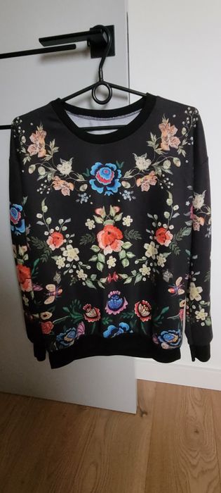 Czarna bluza z motywem folkowym