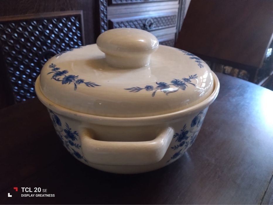 Terrina redonda muito antiga em tons de azul