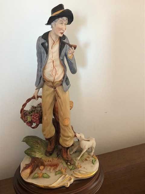 Lindíssima estatueta em Porcelana