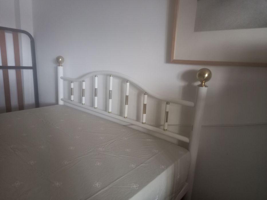 Cama 1,83x1,33 ferro pintada branco com estrado incluído.