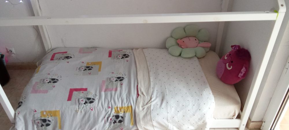 Cama de criança em bom estado