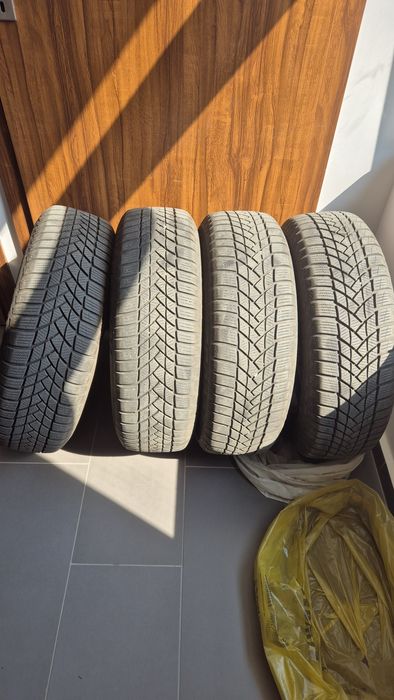 Opony zimowe z felgami aluminiowymi215/70/R16 są w dobrym st