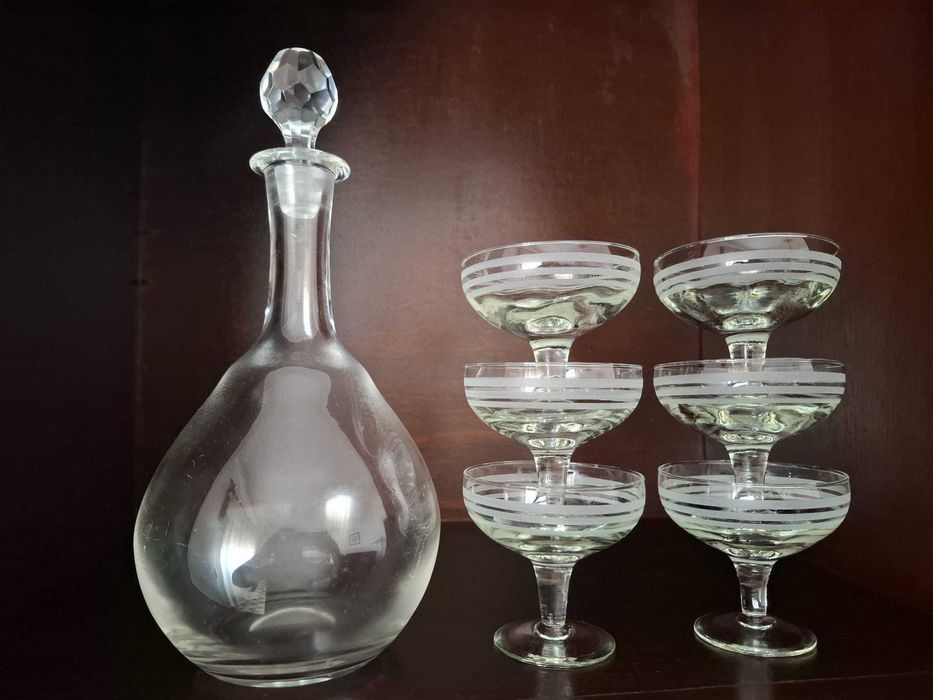 Garrafa de licor de cristal antiga e copos