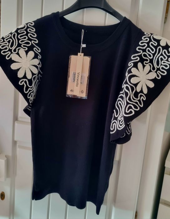 Camisola em malha preta com mangas abalonadas bordadas a branco. TU