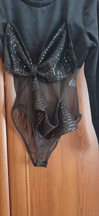 Czarne eleganckie body r. S/M z kokardą z cekinów