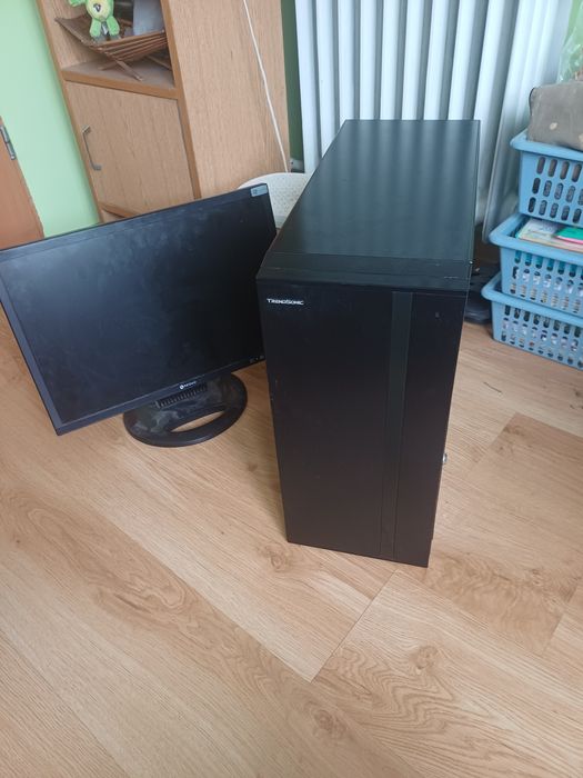 Komputer z monitorem.