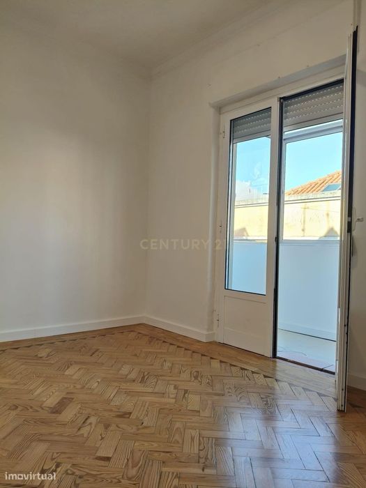 Apartamento T2 renovado pronto a estrear em Beato, a 500 metros do met