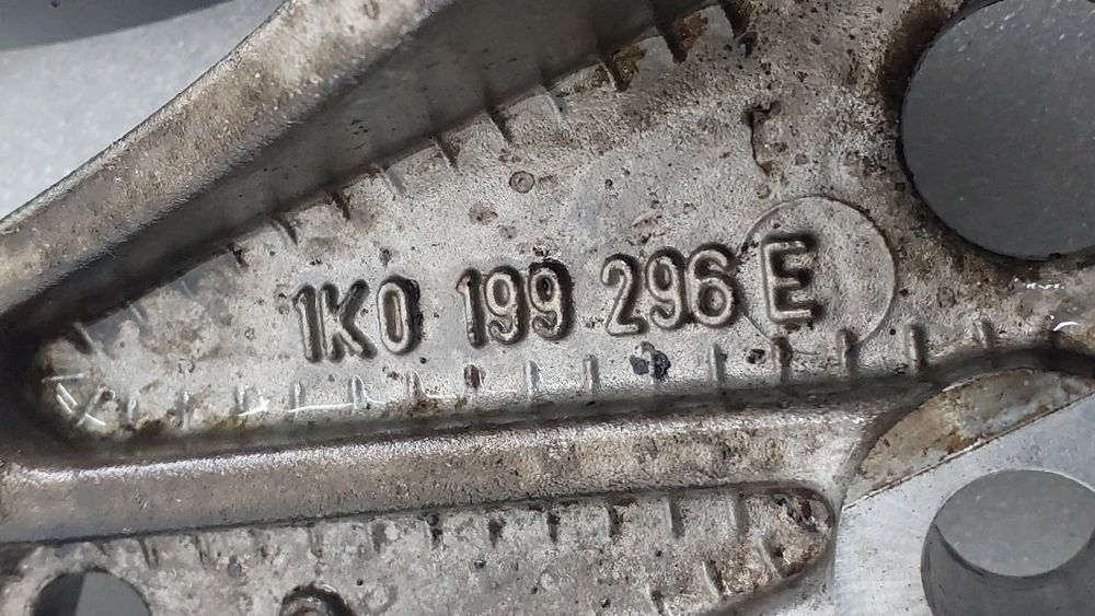 Braço de suspensão frente direito VOLKSWAGEN Golf V (1K1)