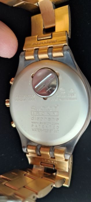 Relógio swatch dourado
