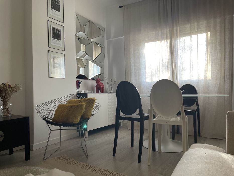 Cadeiras Ghost Kartell by Philippe Starck e Mesa oval - NOVAS