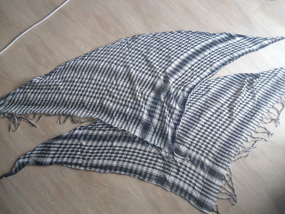 2 lenços triangulares a três cores