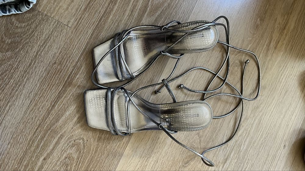 Sandálias de salto alto