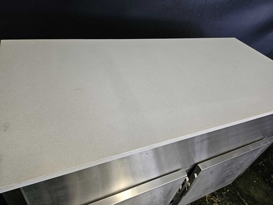 Bancada de trabalho com tampo em pedra