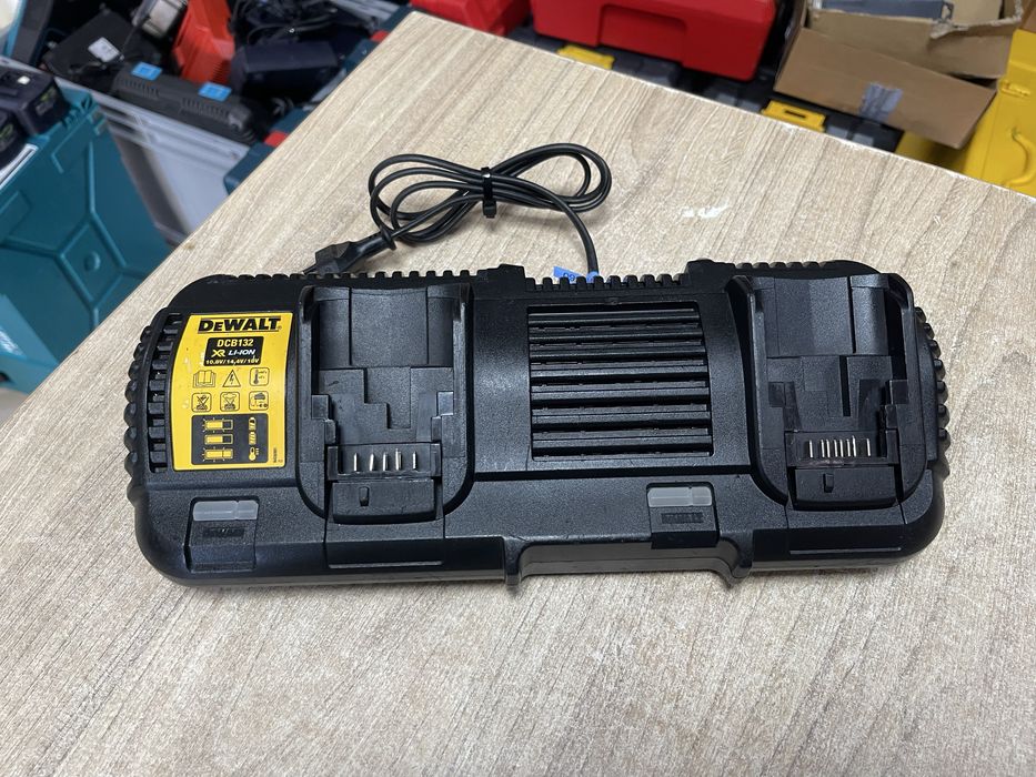 Dewalt DCD132 / зарядний пристрій Девольт на 2 порти 18V