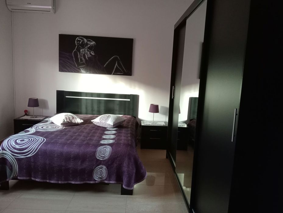 Quarto casal com roupeiro