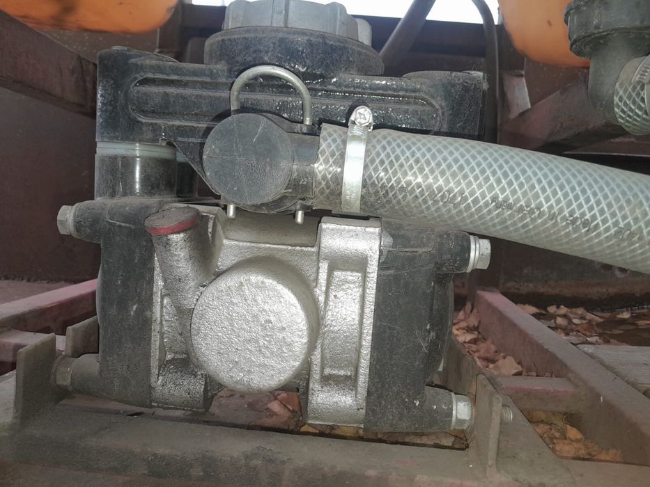 Навісний оприскувач на 800 літрів