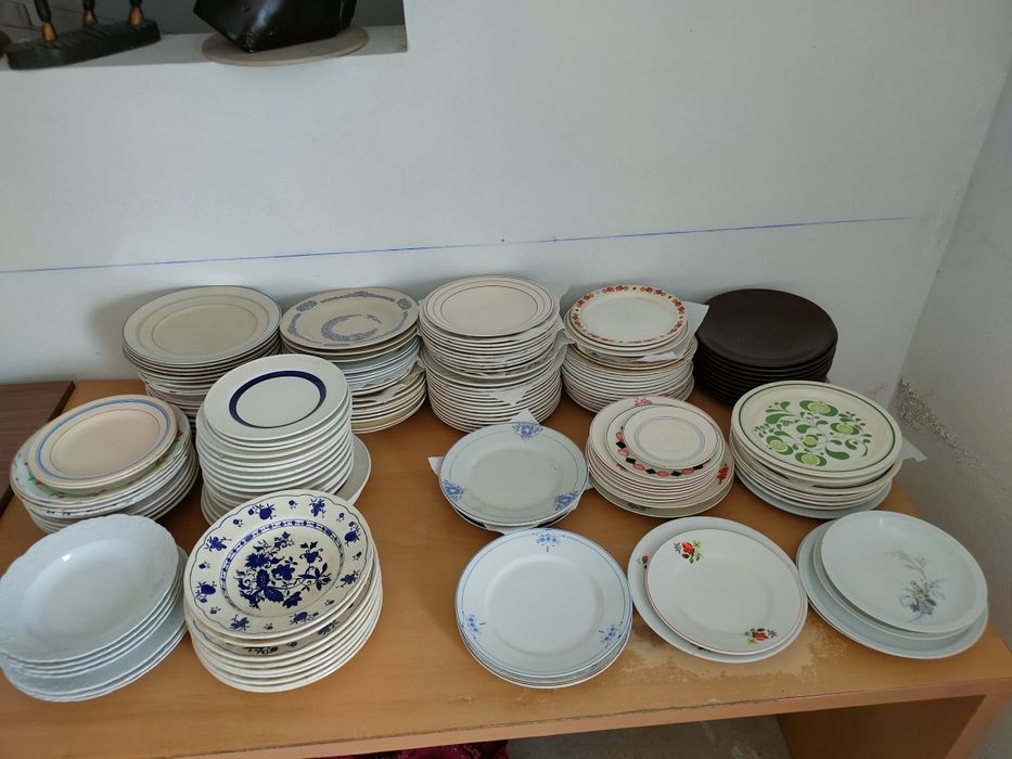 Conjunto de pratos antigos.