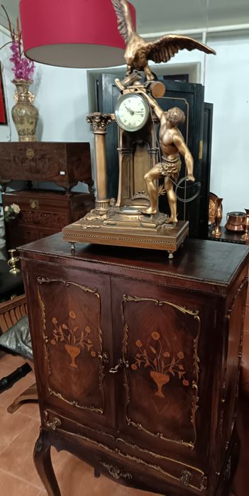 Móvel multiusos com embutidos