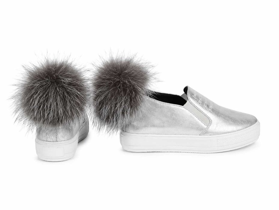 Damskie Srebrne sneakersy | slip on z pomponami z futra lisa