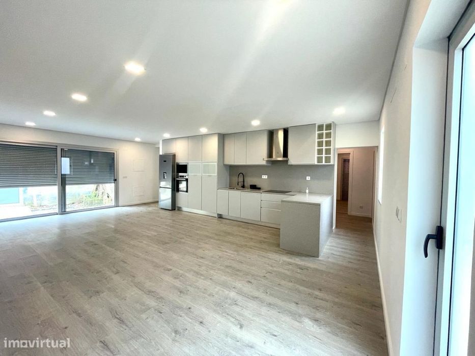 Moradia térrea de construção nova em Mem Martins