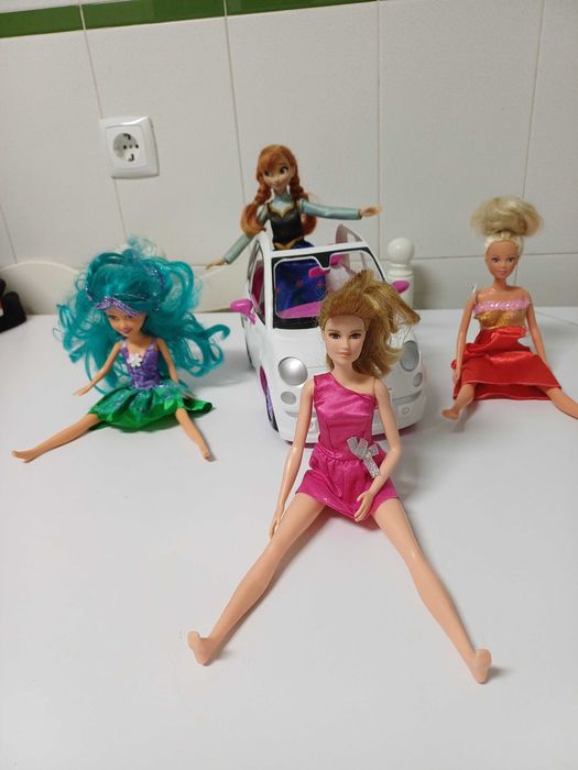 Carro Fiat 500 com 3 Barbies e a Ana do filme Frozen
