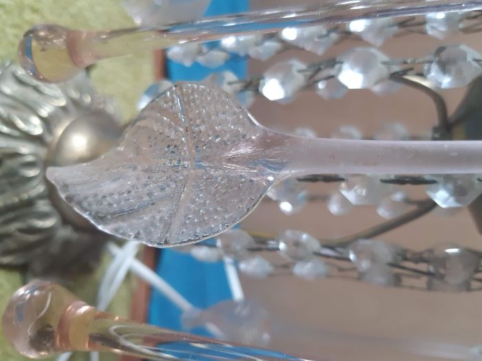 2 Candeeiros mesa antigos latão cristais, gotas, folhas, vidro vintage