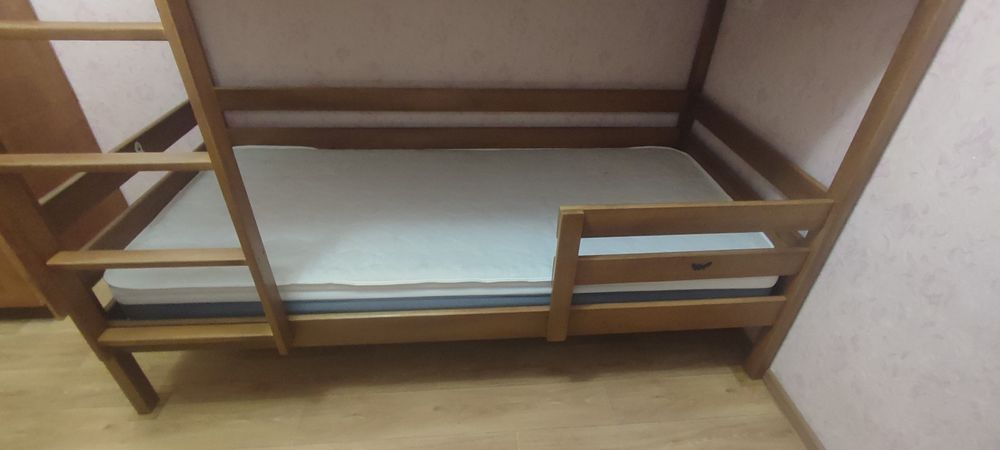 Продам двоярусну дерев'яну кровать