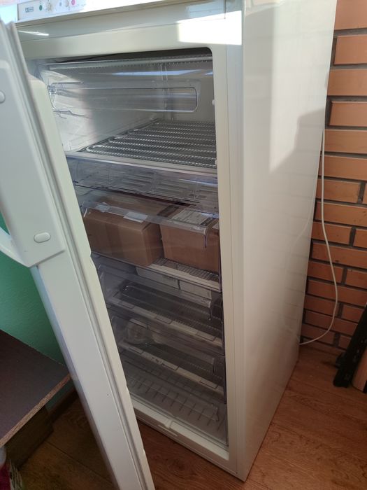 Морозильна камера zanussi 168 літрів