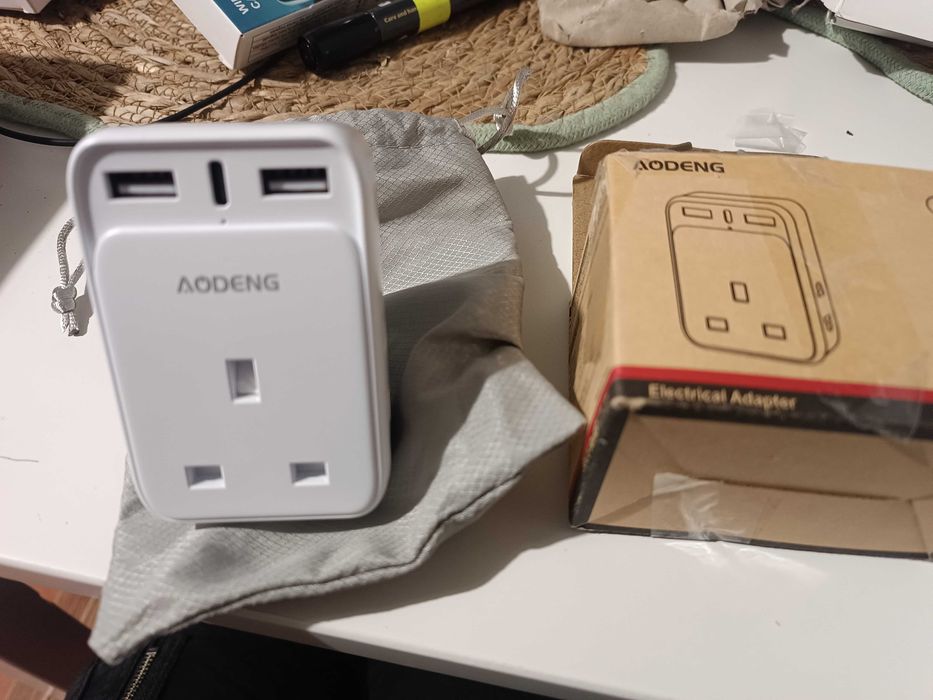 Adapter wtyczki brytyjskiej na europejską z 3xUSB (1xUSB-C 20W)