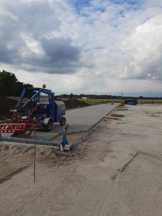 Brukarstwo, Układanie kostki brukowej również maszynowo