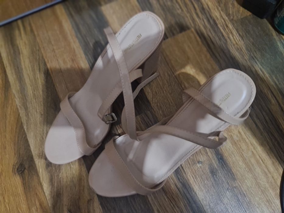 Piękne Beżowe obcasy