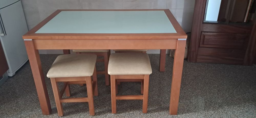 MESA para COZINHA ou SALA, em cerejeira com bancos em pele.