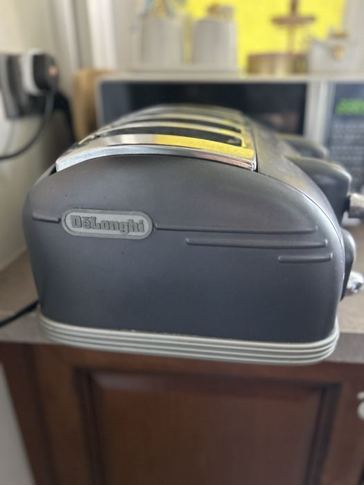 Toster De’Longhi 4-slotowy, w stylistyce retro